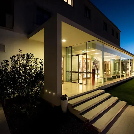 Pietre Nere & 4* מודיקה